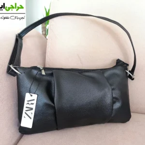 جزئیات بند دوشی قابل تنظیم و زیپ بالایی کیف زنانه